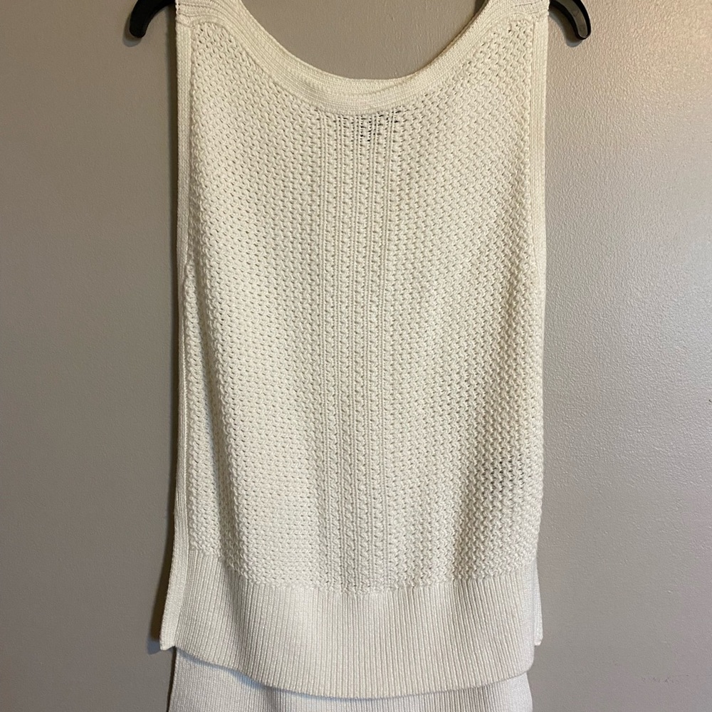 Beautiful high quality sweater vest perfect for spring around the corner!
